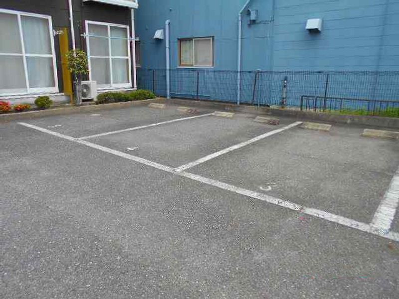 レオパレス半田エザクラ 駐車場