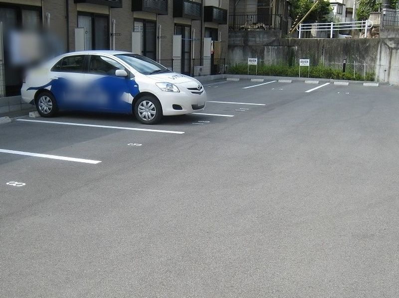 レオパレスボヌール塩屋 駐車場