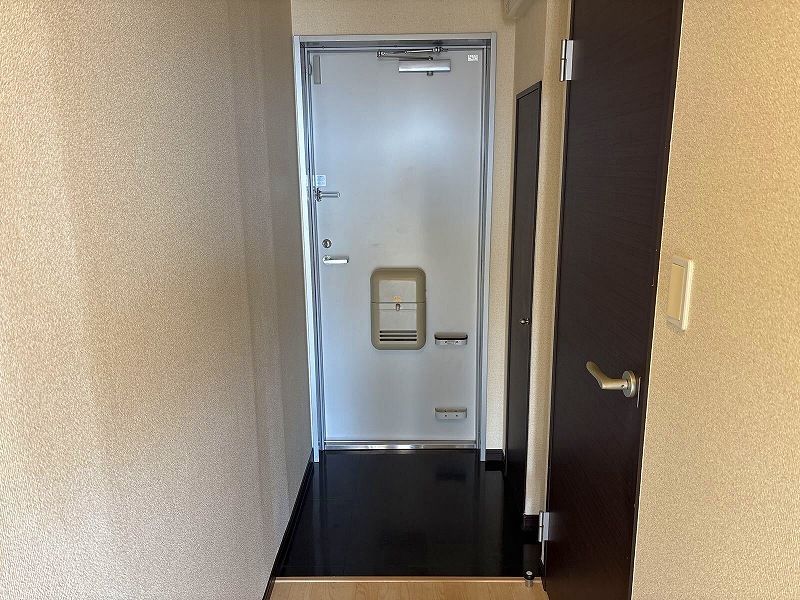 レオネクストニシダイ 玄関