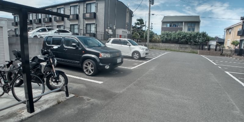 レオパレス三輪弐番館 駐車場