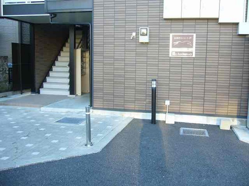 レオパレス月見ヶ丘 エントランス
