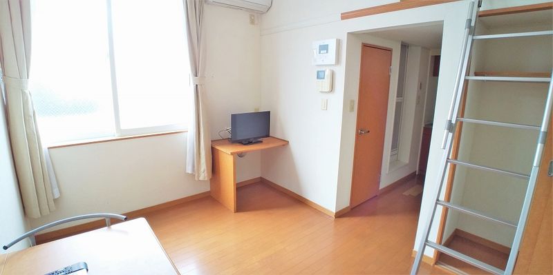 レオパレスＦ 居間
