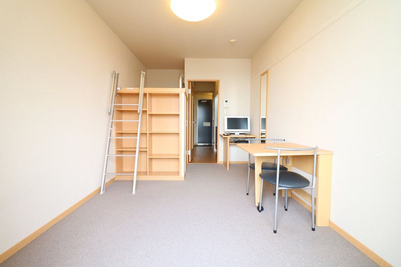 レオパレステルヌーラ彦根 居間