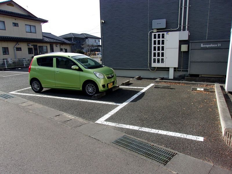 レオパレス幸町 駐車場