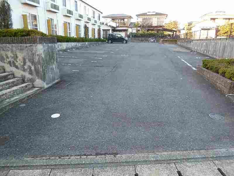レオパレスグリーンフォレスト 駐車場
