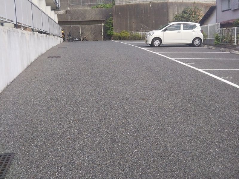 レオパレスブルースカイ 駐車場