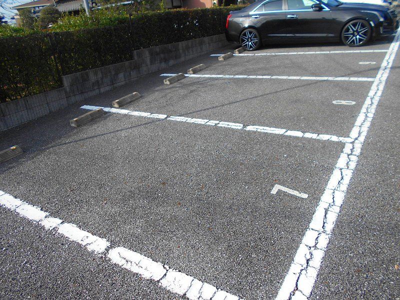 レオパレスリリィ 駐車場