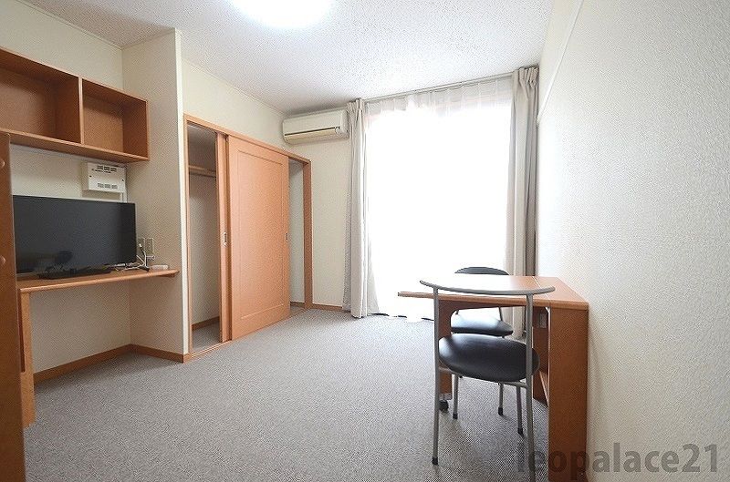 レオパレスアデッソⅠ 居間