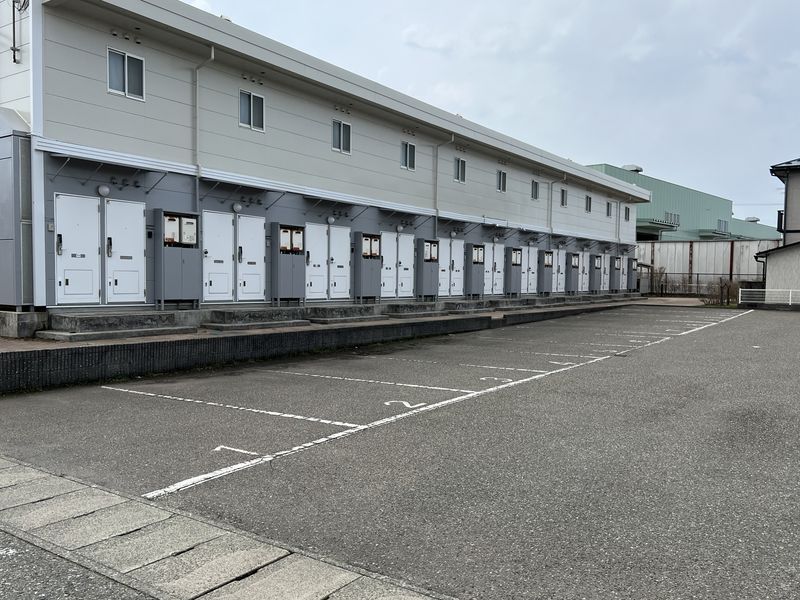 レオパレスクオリアＢ 駐車場