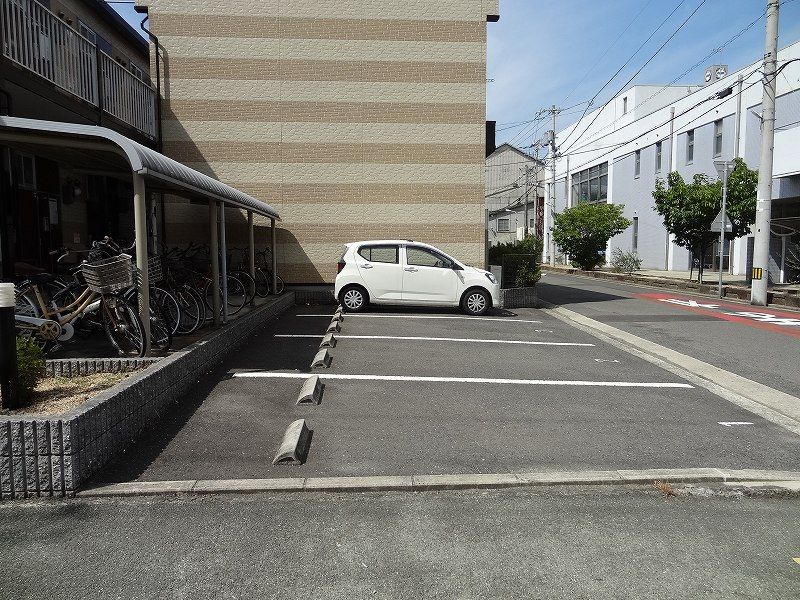 レオパレスフクオカ 駐車場