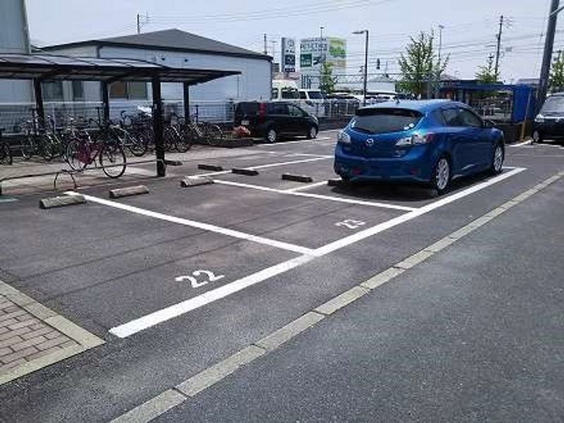 レオパレスバルーン２ 駐車場
