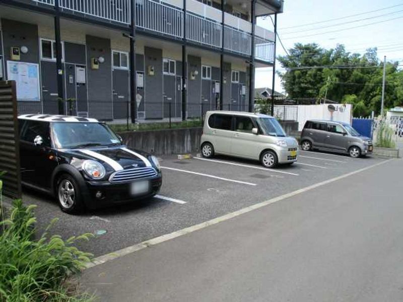 レオパレスブルースカイ小山 駐車場