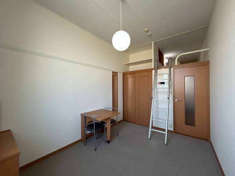 レオパレスクレスト 居間