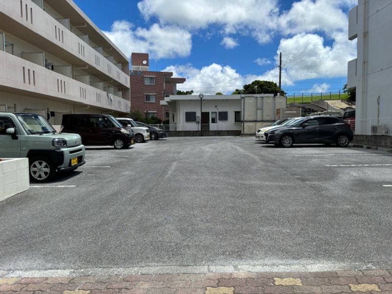 レオパレスラウレア 駐車場