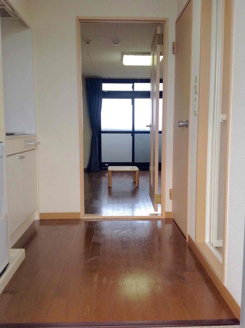 レオパレスラーク 玄関