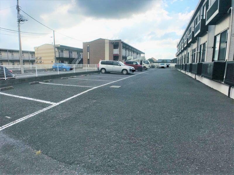 レオパレスコーナーストーン 駐車場