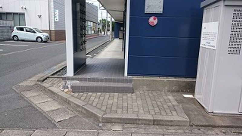 レオパレスサンパティーク エントランス