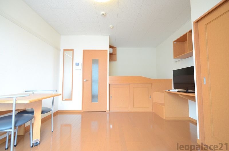レオパレス長迫 居間