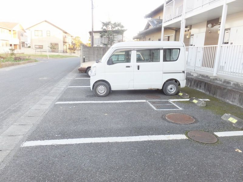 レオパレスカームウエルス 駐車場