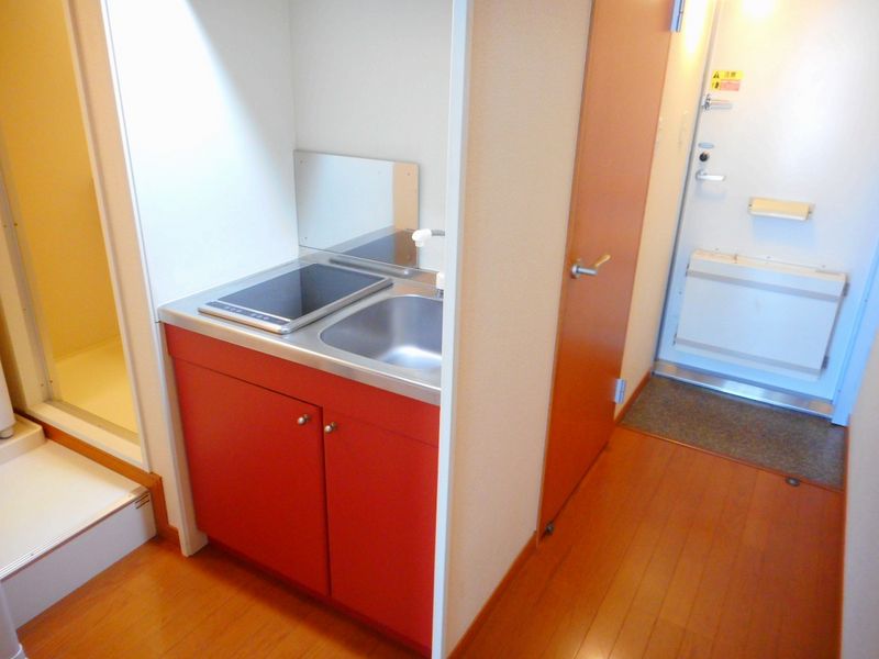 レオパレスつましな 玄関
