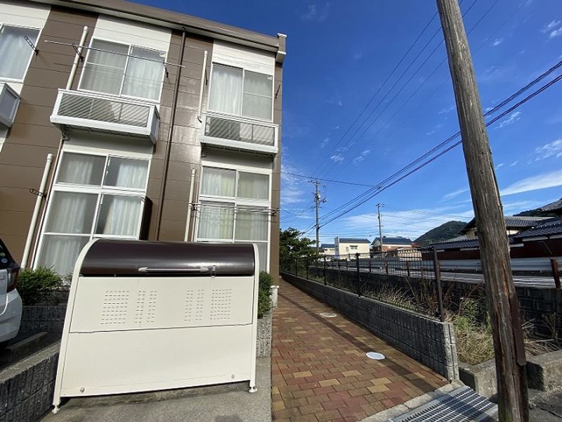 レオパレスアムール田野浦 外観