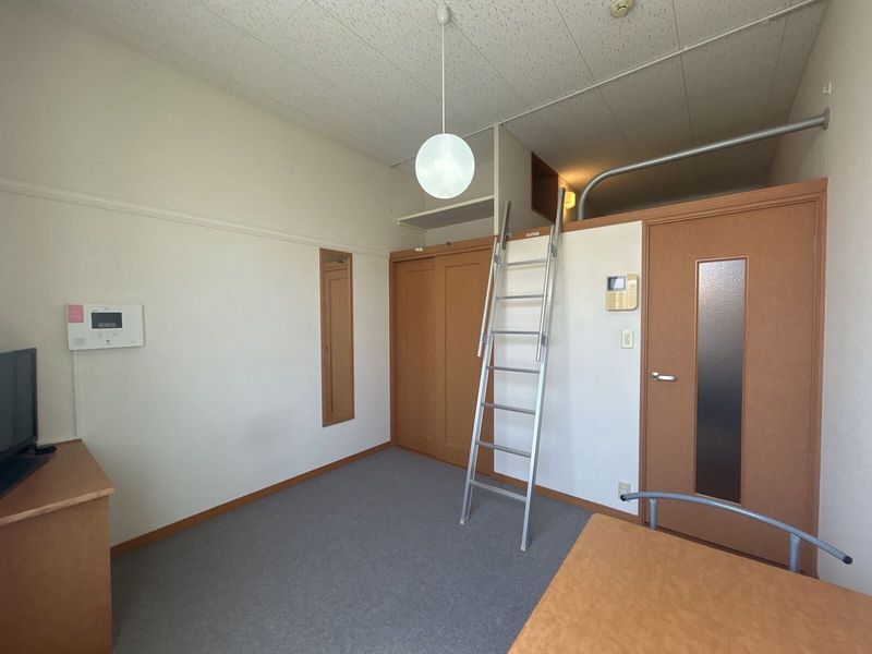 レオパレスＴＹヒルズ 居間