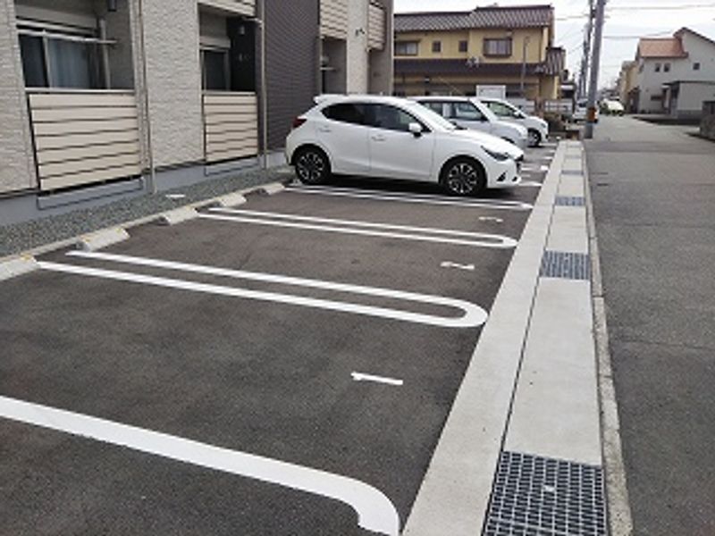 クレイノニジ 駐車場