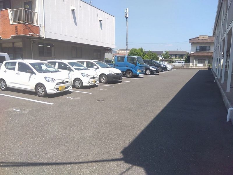 レオパレスコンフォール 駐車場