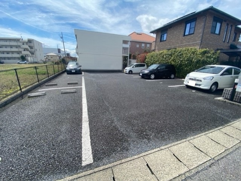 レオパレスクローバー 駐車場