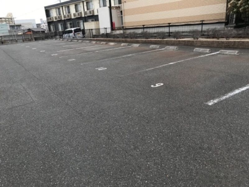 レオパレスヴィラ下富野 駐車場
