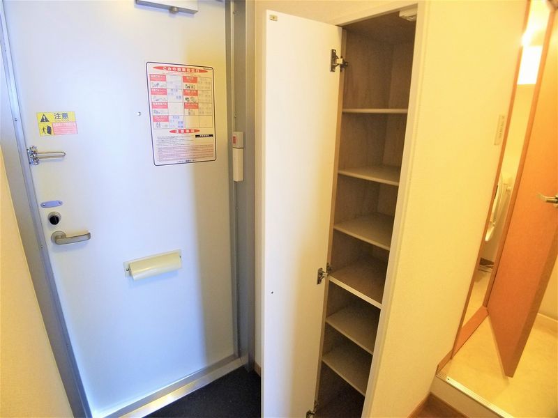 レオパレスグランデ 玄関