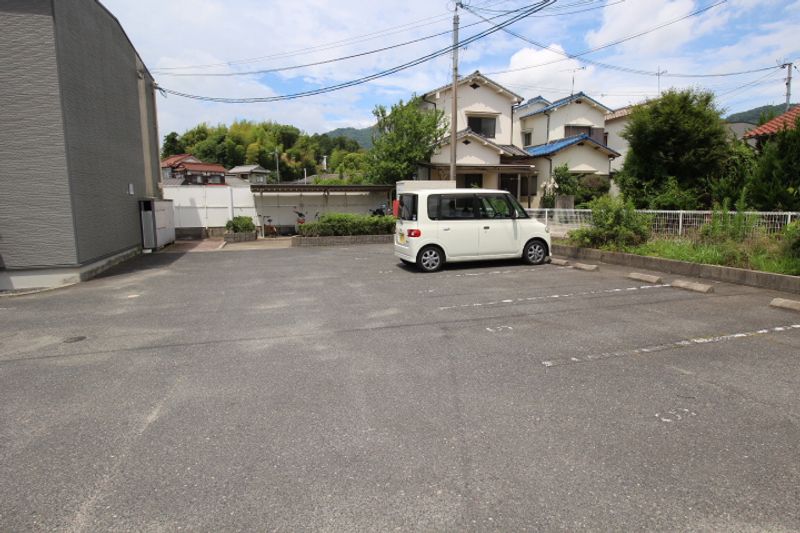 レオパレスレーブシャト− 駐車場