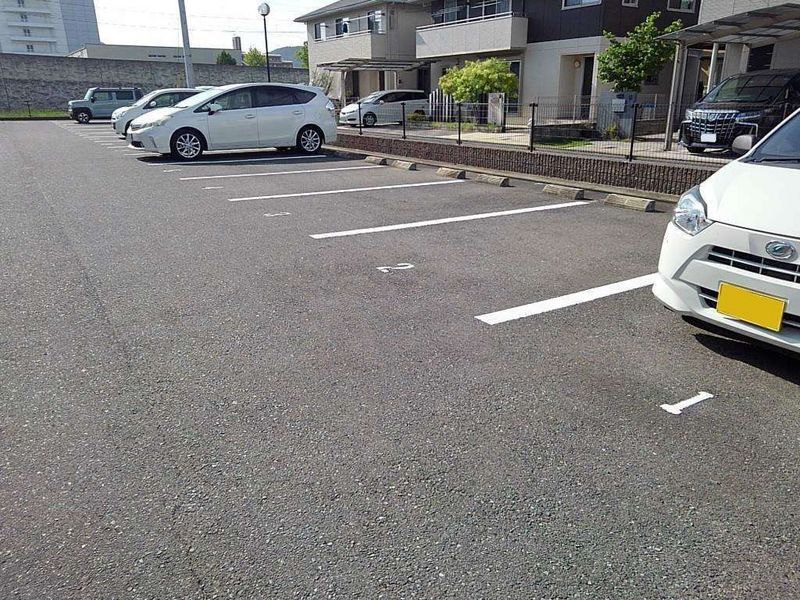 レオパレスサルウェイ三条 駐車場