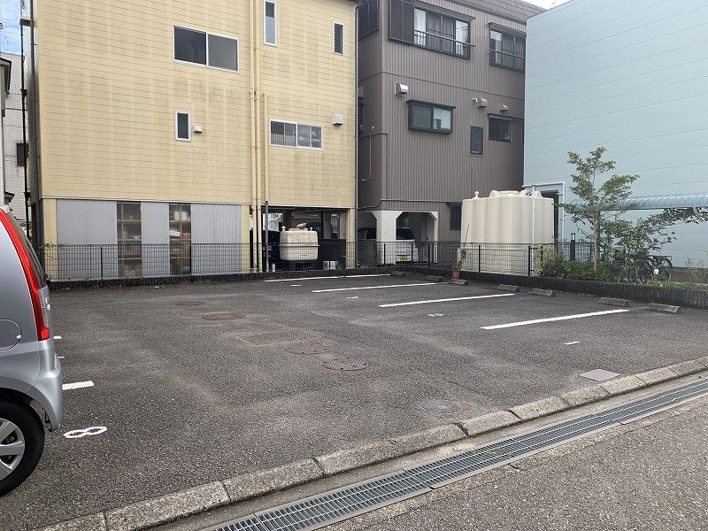 レオパレスポムール 駐車場