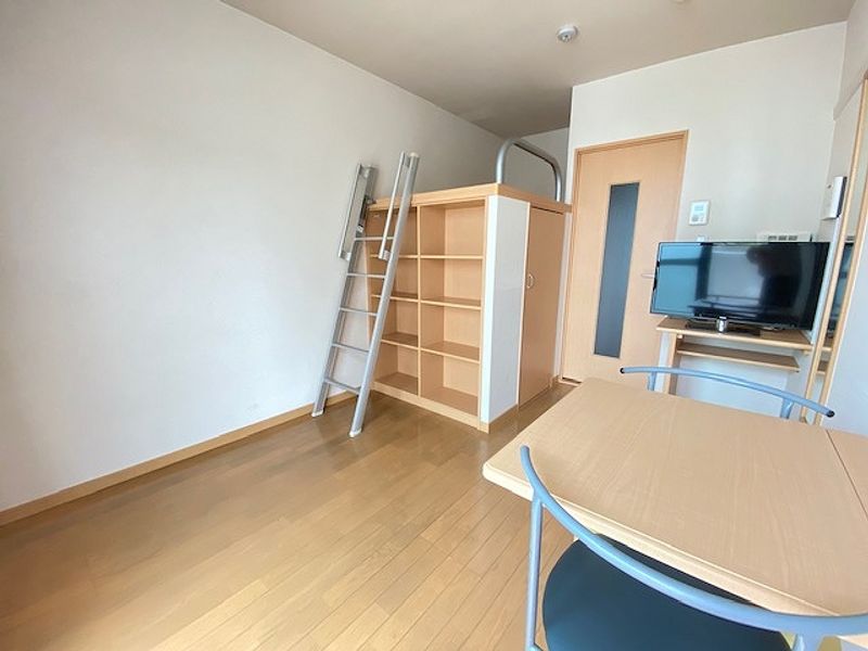 レオパレストルネード　舞阪 居間