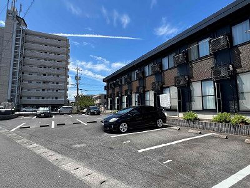 レオパレスクイール堀川 駐車場