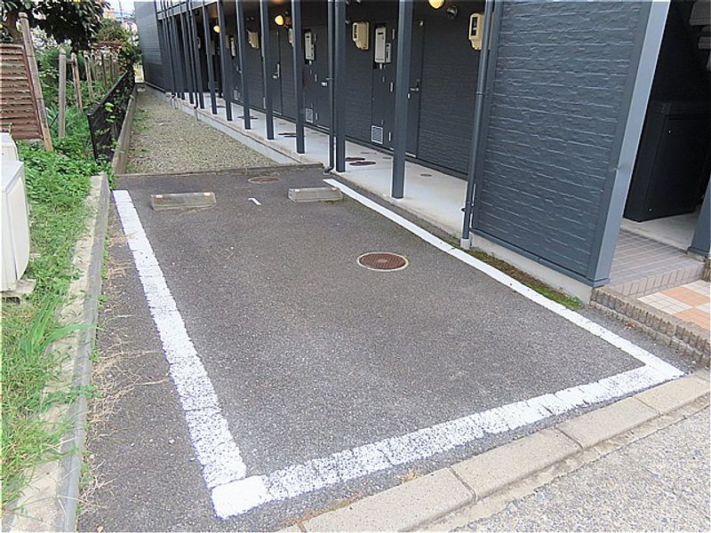 レオパレスグラン花咲 駐車場