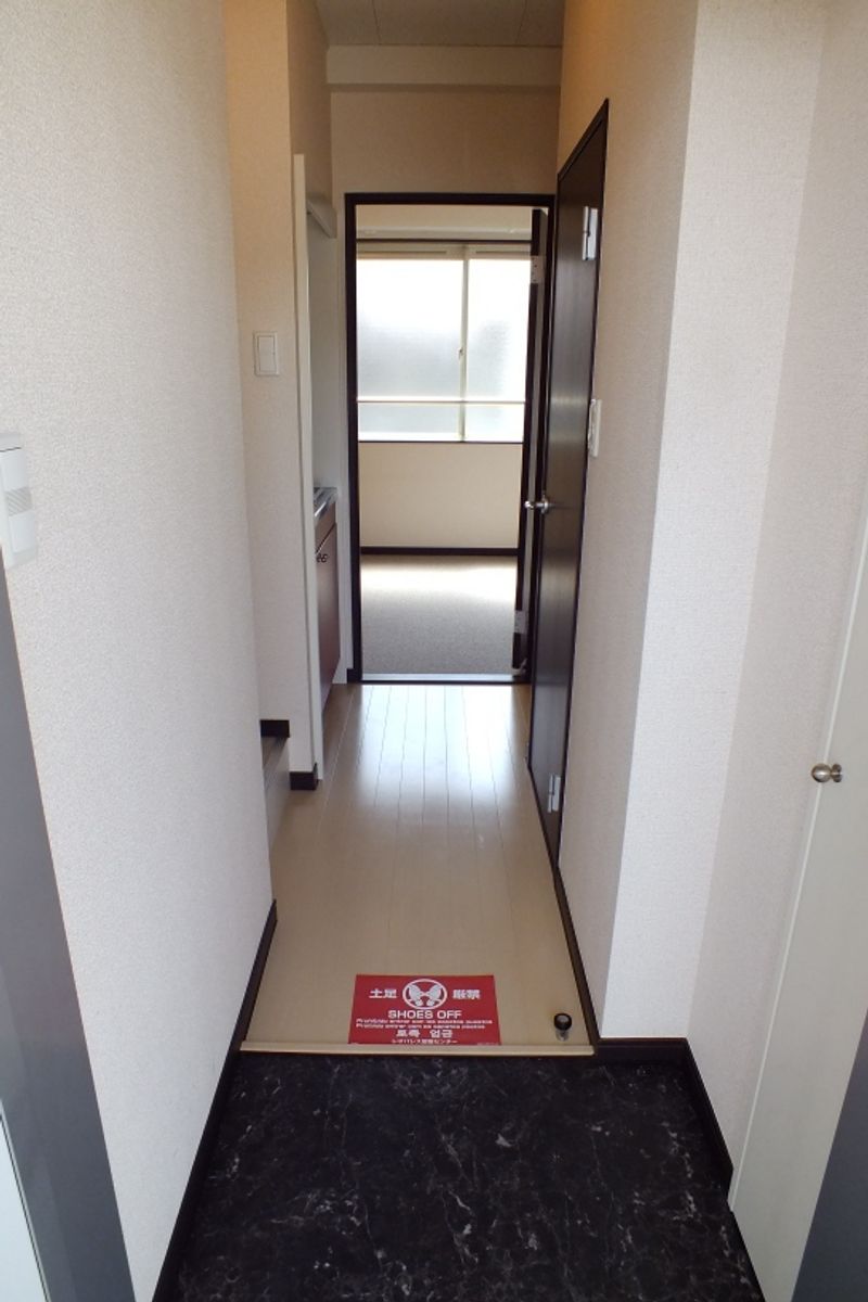 レオパレスコンフォートガーデン 玄関