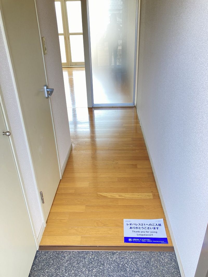 レオパレスサニーウインズ 玄関