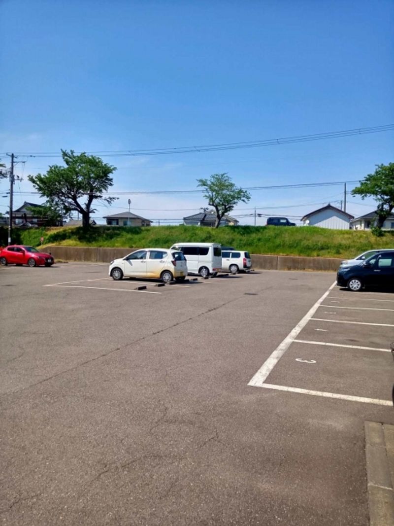 レオパレスブルースカイ 駐車場