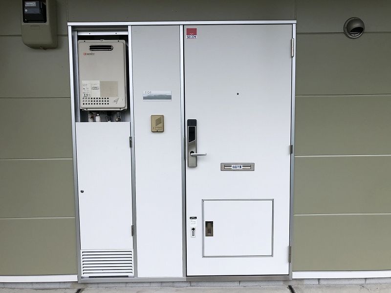 レオパレスつくい 玄関