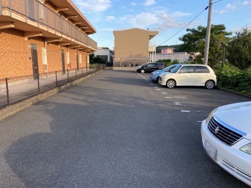 レオパレスＹＵＫＡＲＩ 駐車場
