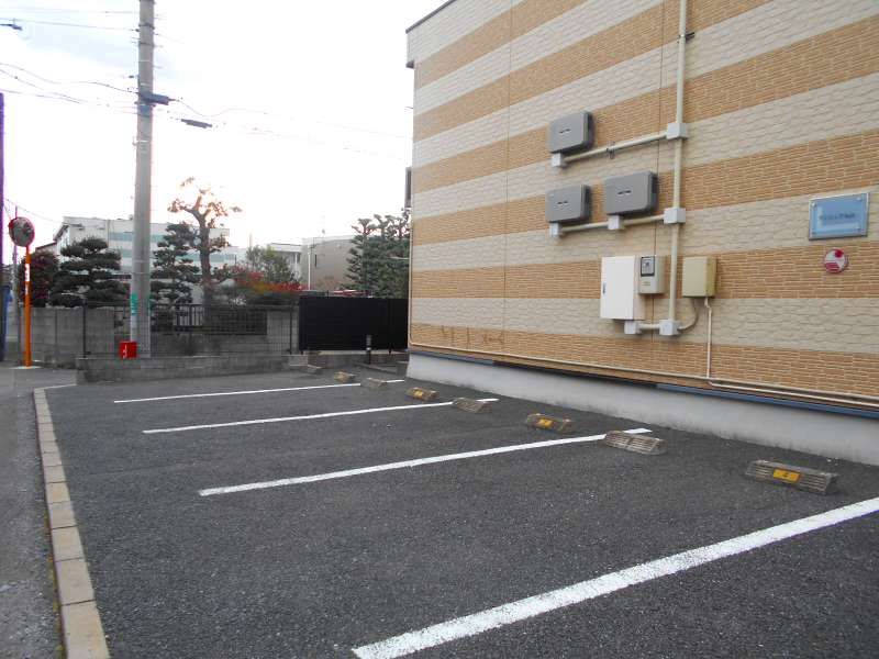 レオパレスサンピュア丸山 駐車場