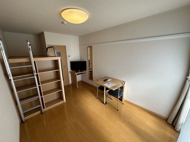 レオパレス中今泉 居間