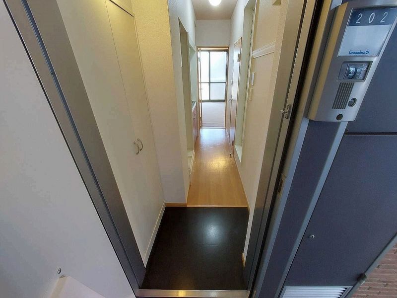 レオパレスゼルコヴァ 玄関