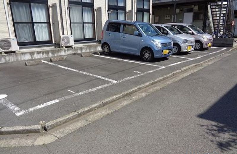 レオパレスピュアリストⅢ 駐車場