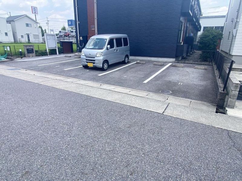 レオパレスプチクローバー 駐車場