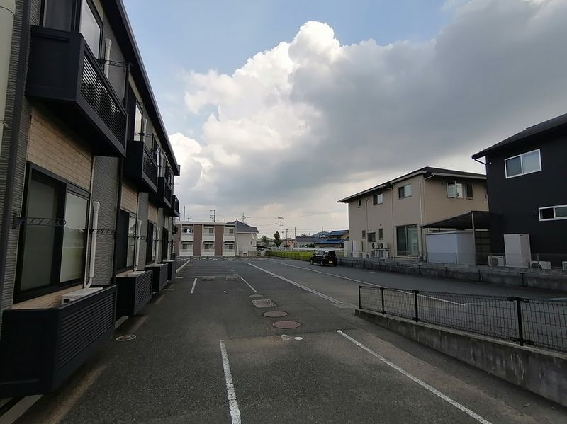 レオパレスルミナーレ 駐車場