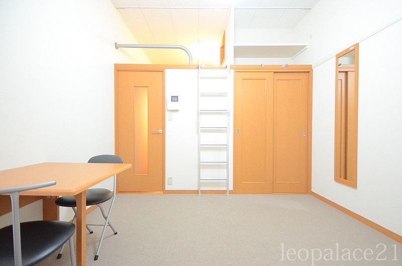 レオパレス南二条 居間