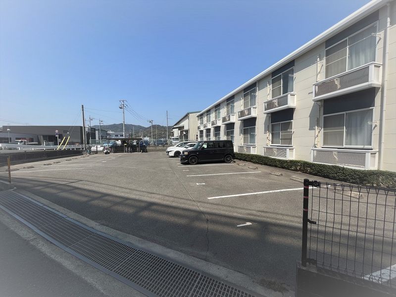 レオパレスプレミール 駐車場